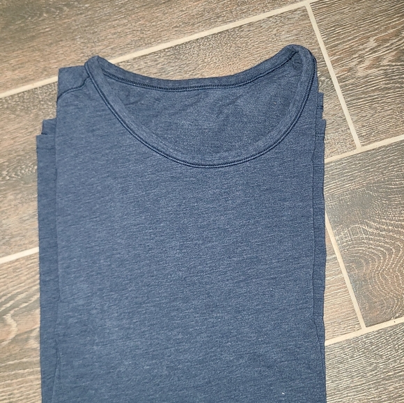 Lululemon basic tee - Picture 3 of 4